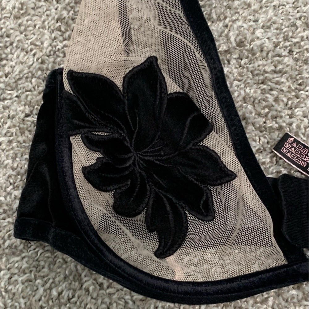 Victoria's Secret Black and Cream Floral Lace Bra - Picture 2 of 5